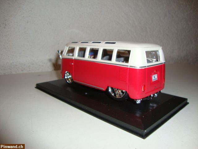 Bild 2: VW Bus van Samba rot/weiss aus Metall im Masstab 1:32