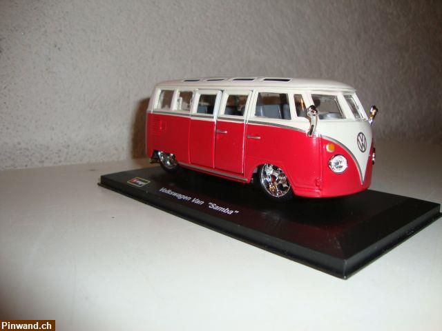 Bild 4: VW Bus van Samba rot/weiss aus Metall im Masstab 1:32