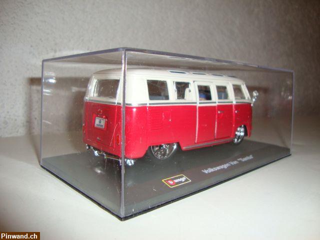 Bild 6: VW Bus van Samba rot/weiss aus Metall im Masstab 1:32