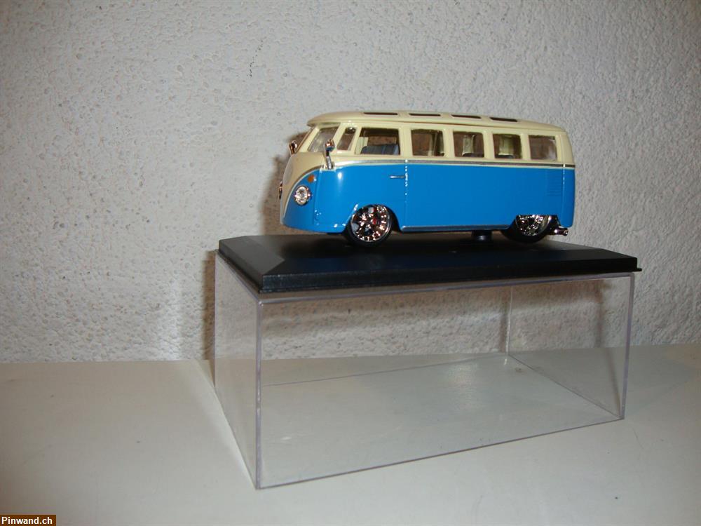 Bild 1: VW Bus van Samba blau/weiss aus Metall im Masstab 1:32