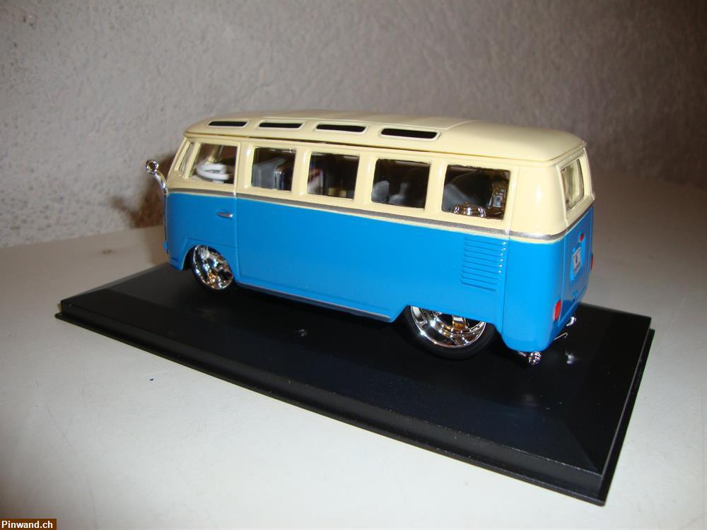 Bild 2: VW Bus van Samba blau/weiss aus Metall im Masstab 1:32