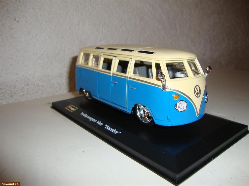 Bild 4: VW Bus van Samba blau/weiss aus Metall im Masstab 1:32