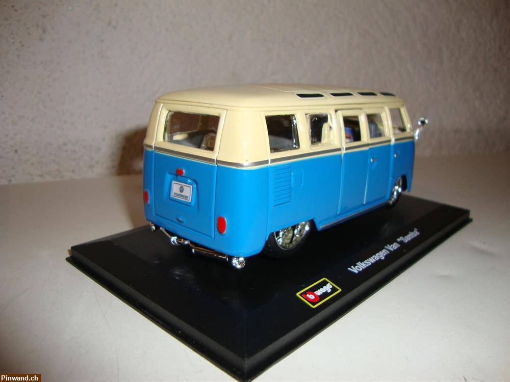 Bild 5: VW Bus van Samba blau/weiss aus Metall im Masstab 1:32