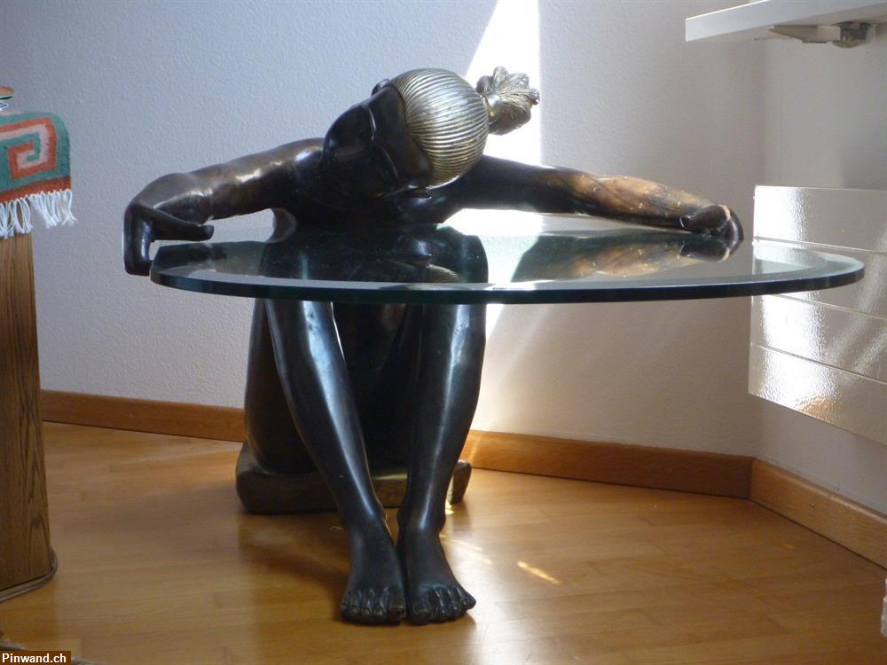 Bild 1: Glas-Tisch, sitzende Frau zu verkaufen