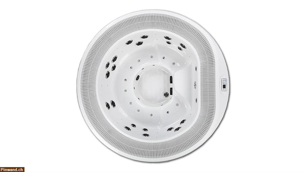 Bild 4: Runder 6-Plätzer – Whirlpool Infinity Blue Hole