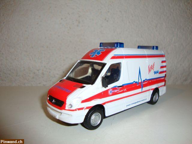 Bild 1: Modellauto Mercedes-Benz Sprinter Ambulance Seetal