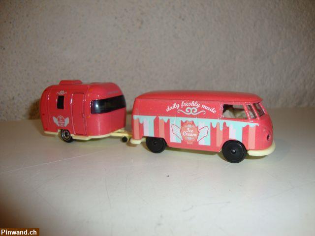 Bild 1: VW Bus Samba mit Wohnwagen