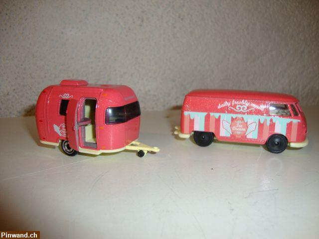 Bild 2: VW Bus Samba mit Wohnwagen