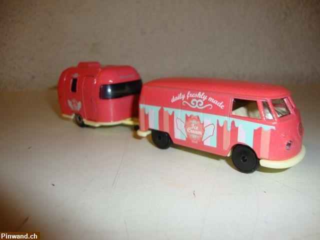 Bild 3: VW Bus Samba mit Wohnwagen