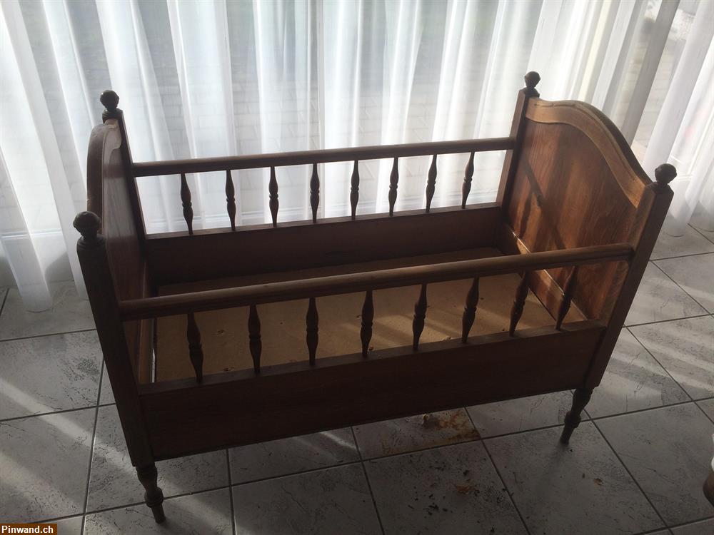 Bild 1: Antikes, schönes Kinderbett zu verkaufen