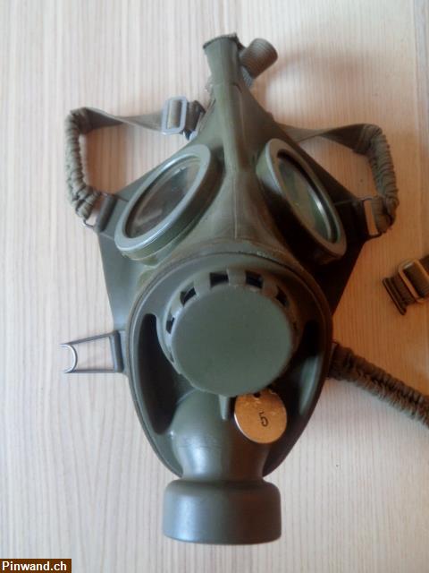 Bild 2: CH-Militärgasmaske / 2 Mundfilter / Köcher