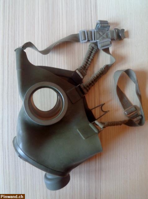 Bild 3: CH-Militärgasmaske / 2 Mundfilter / Köcher