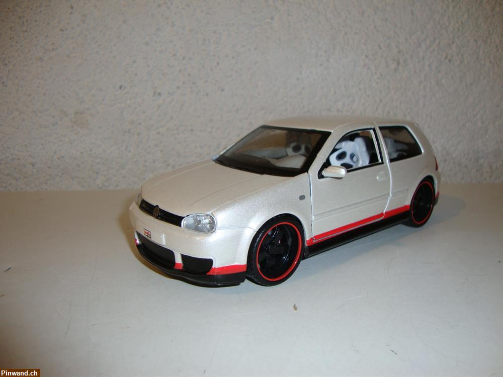 Bild 1: VW Golf R32 im Masstab 1:24 zu verkaufen