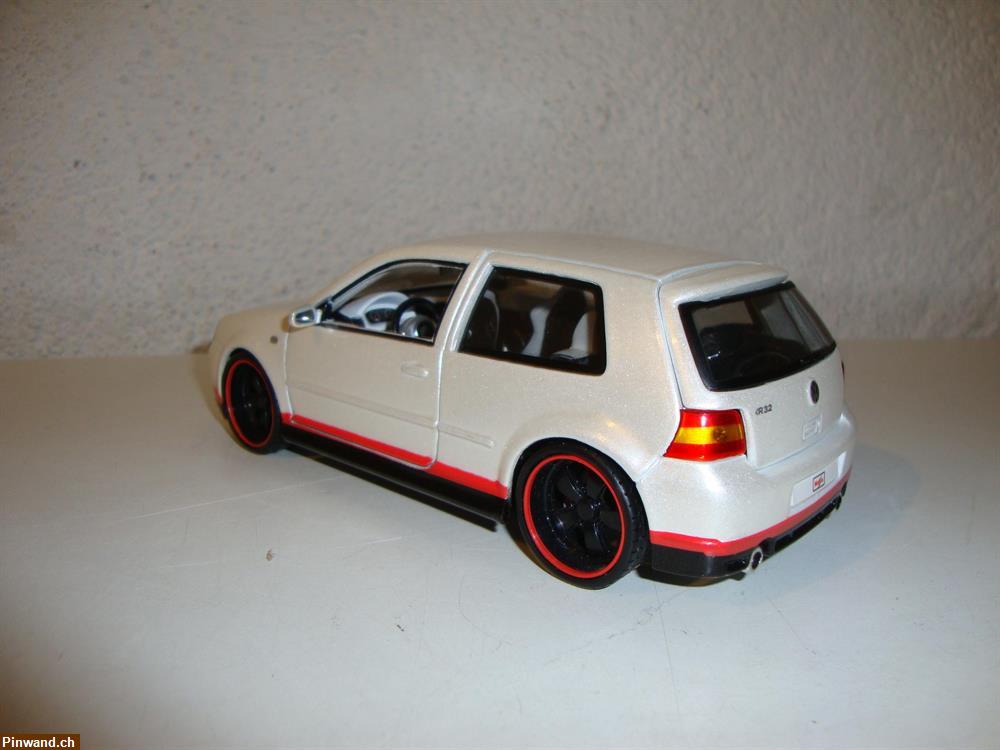 Bild 2: VW Golf R32 im Masstab 1:24 zu verkaufen