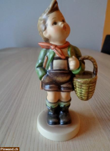 Bild 3: Goebel / Hummel Porzellanfigur Dorfbub mit Korb zu verkaufen