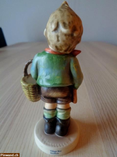 Bild 4: Goebel / Hummel Porzellanfigur Dorfbub mit Korb zu verkaufen