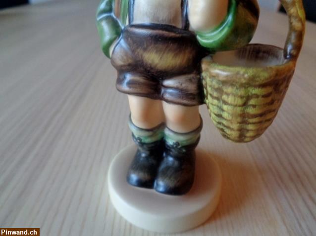 Bild 6: Goebel / Hummel Porzellanfigur Dorfbub mit Korb zu verkaufen
