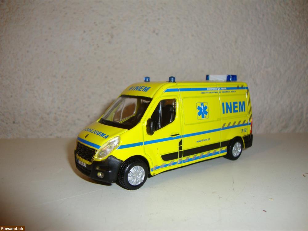 Bild 1: Modellauto Ambulance Renault Master zu verkaufen
