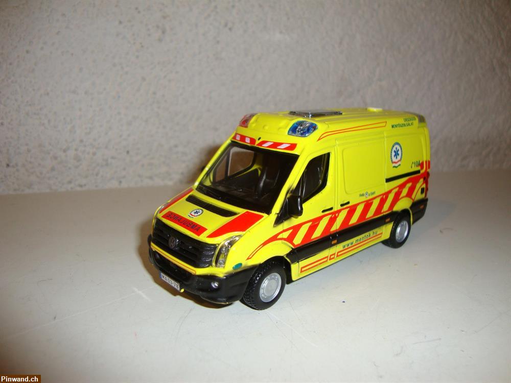 Bild 1: Modellauto Ambulance Volkswagen Crafter zu verkaufen
