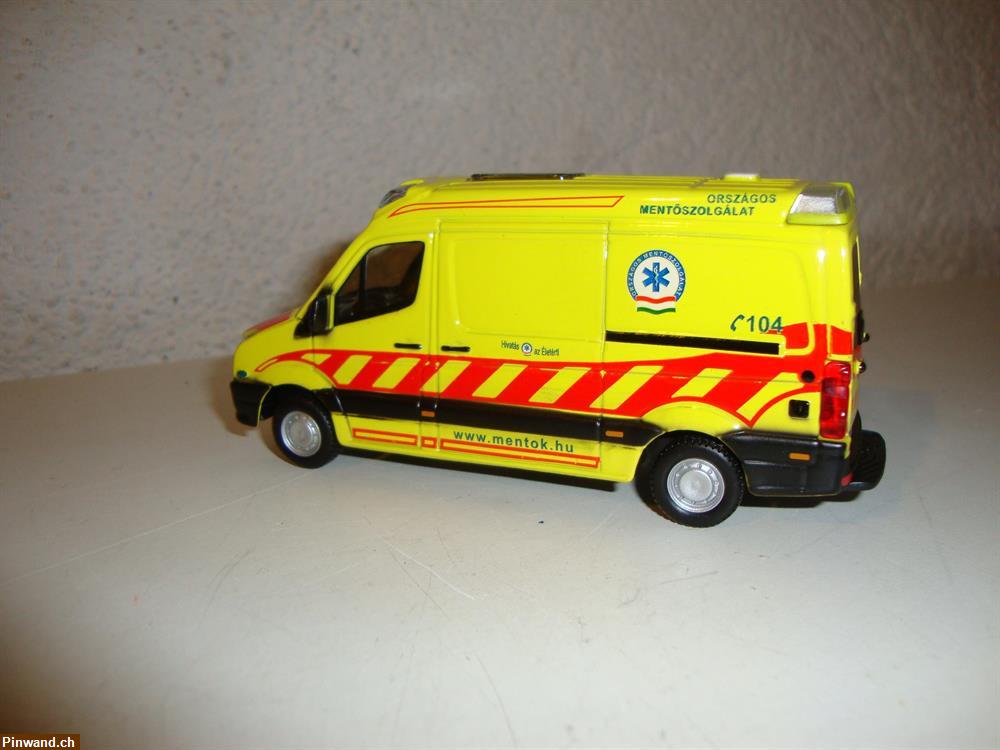 Bild 2: Modellauto Ambulance Volkswagen Crafter zu verkaufen