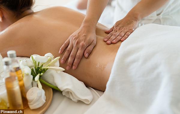 Bild 1: Rückenmassage, Verspannungen ertastet und lösen | PRIZ Beauty