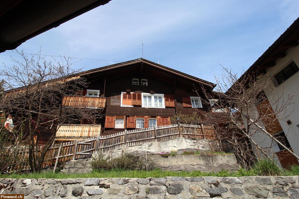Bild 1: Chalethälfte CH-09, grosse 4.5 Zimmerwohnung mit Südbalkon + Studio/Büro
