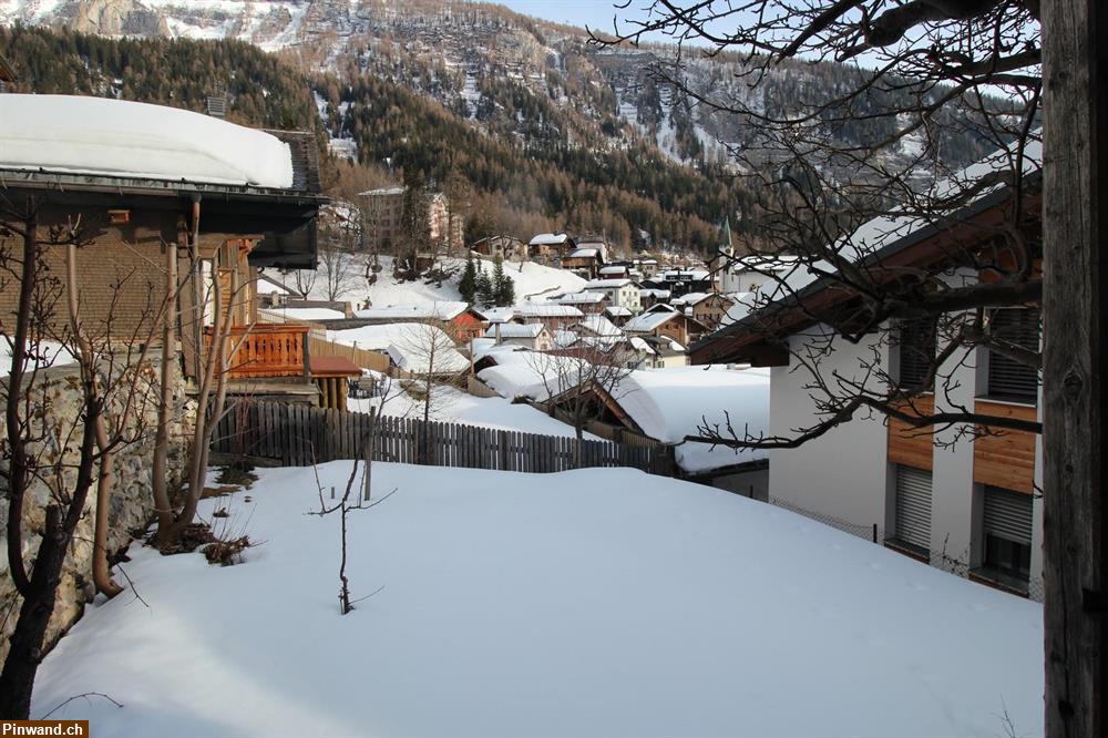 Bild 13: Chalethälfte CH-09, grosse 4.5 Zimmerwohnung mit Südbalkon + Studio/Büro