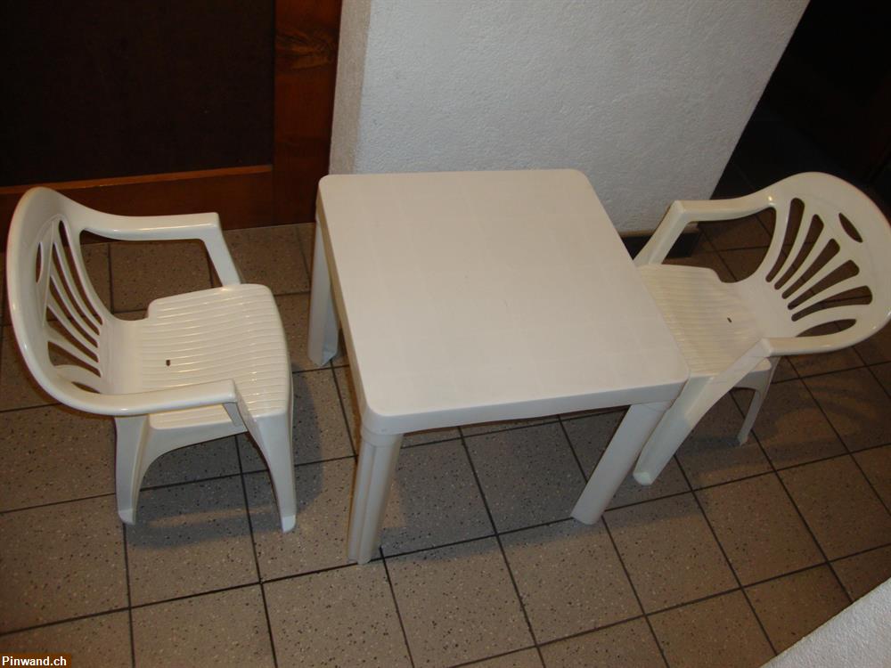 Bild 1: Kindertisch 45 x 45 cm mit Stühlen zu verkaufen