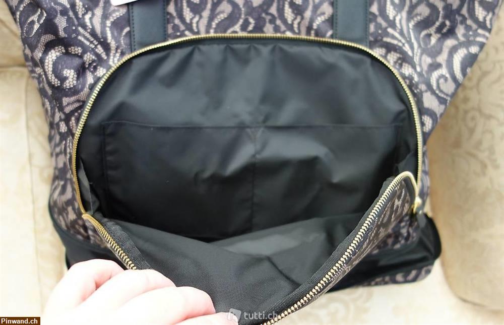 Bild 3: Victoria's Secret Expandable Overnight Duffle zu verkaufen