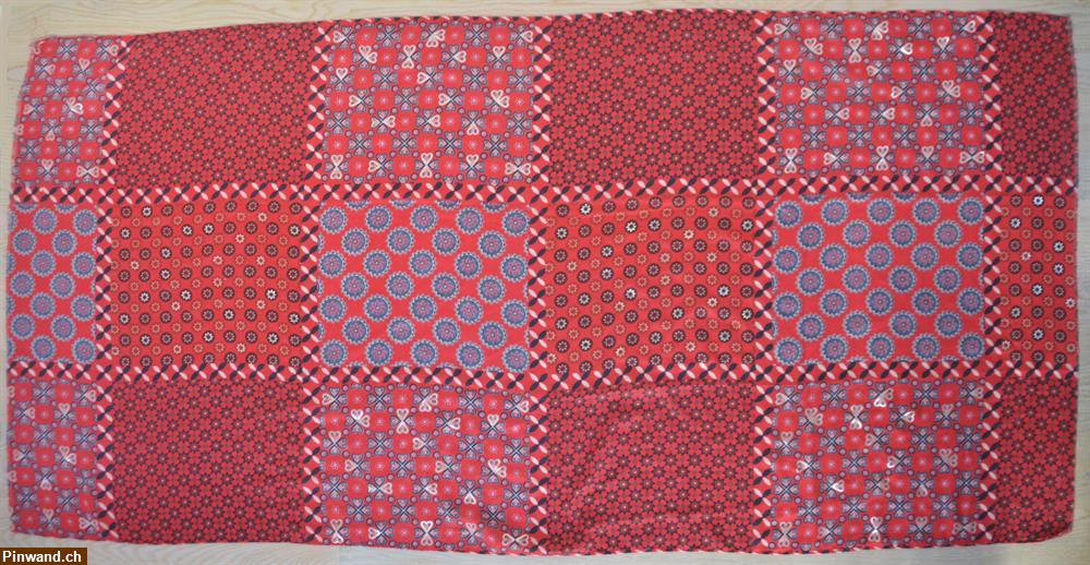 Bild 1: roter Viskose Schal mit unterschiedlichen Quadrat Mustern