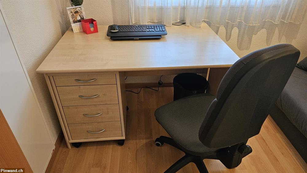 Bild 1: Bürotisch/Pult und Bürostuhl zu verkaufen