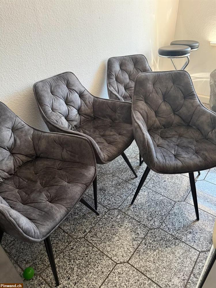 Bild 1: Verkauf: 4 Esszimmerstühle im Chesterfield-Stil
