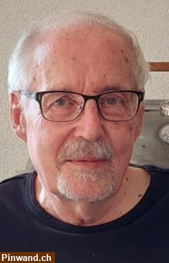 Bild 1: Senior hilft Seniorinnen beim Schreiben