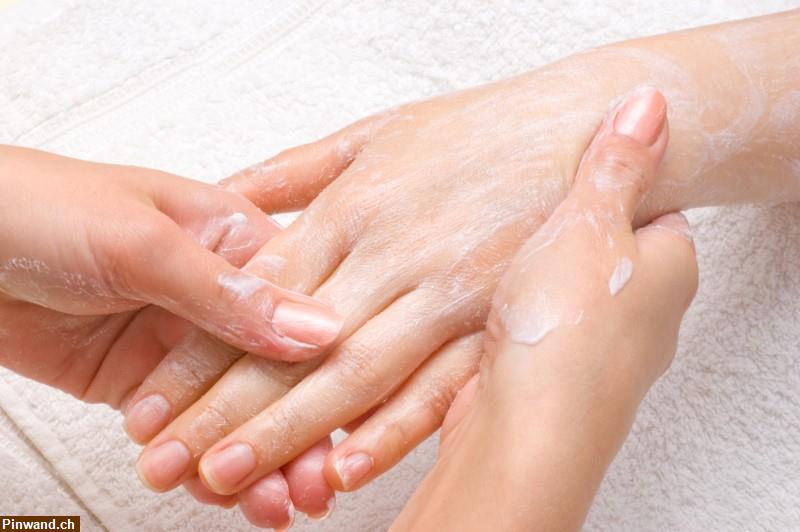 Bild 1: Handmassage - Reflexzonen der Hände stimuliert...