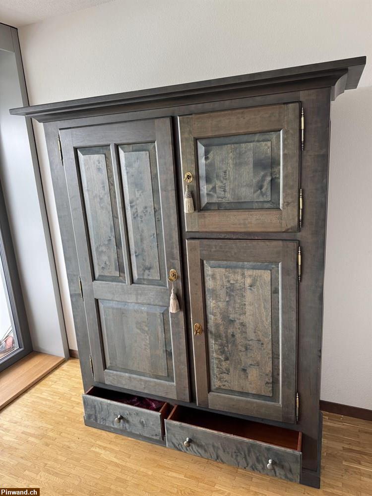 Bild 1: Antiker Schrank aus Nussbaumholz zu verkaufen