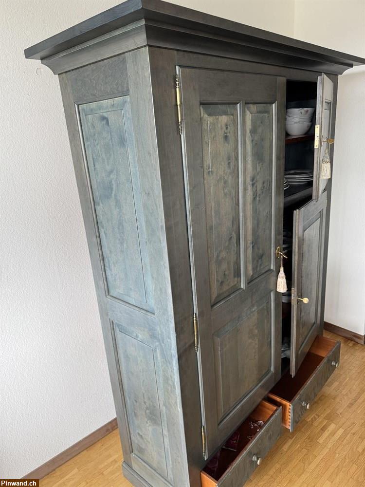 Bild 2: Antiker Schrank aus Nussbaumholz zu verkaufen