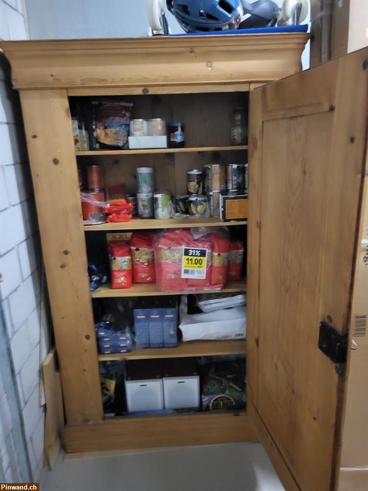 Bild 1: Antiker Holzschrank zu verkaufen