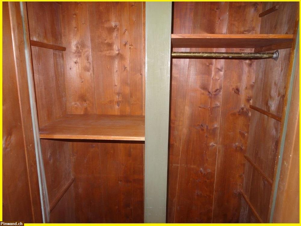 Bild 3: Kleiderschrank aus Massivholz zu verkaufen
