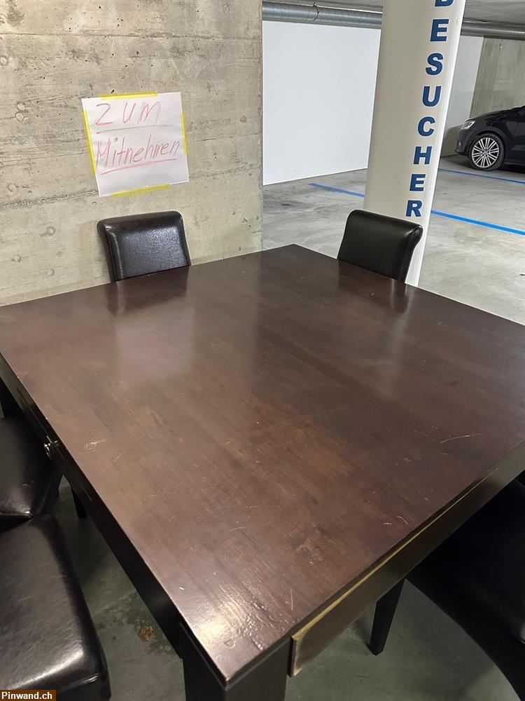 Bild 1: Gratis Dunkelbrauner Massivholz-Tisch