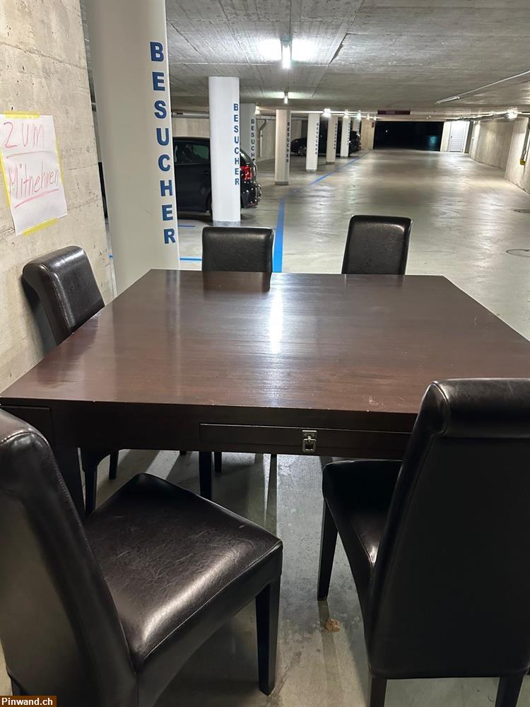 Bild 2: Gratis Dunkelbrauner Massivholz-Tisch