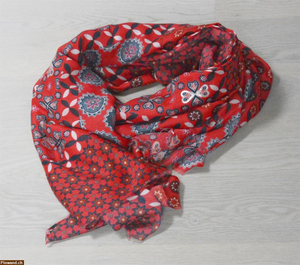 Bild 1: roter Viskose Schal mit unterschiedlichen Quadrat Mustern