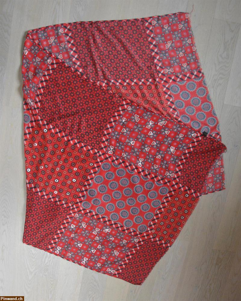 Bild 2: roter Viskose Schal mit unterschiedlichen Quadrat Mustern