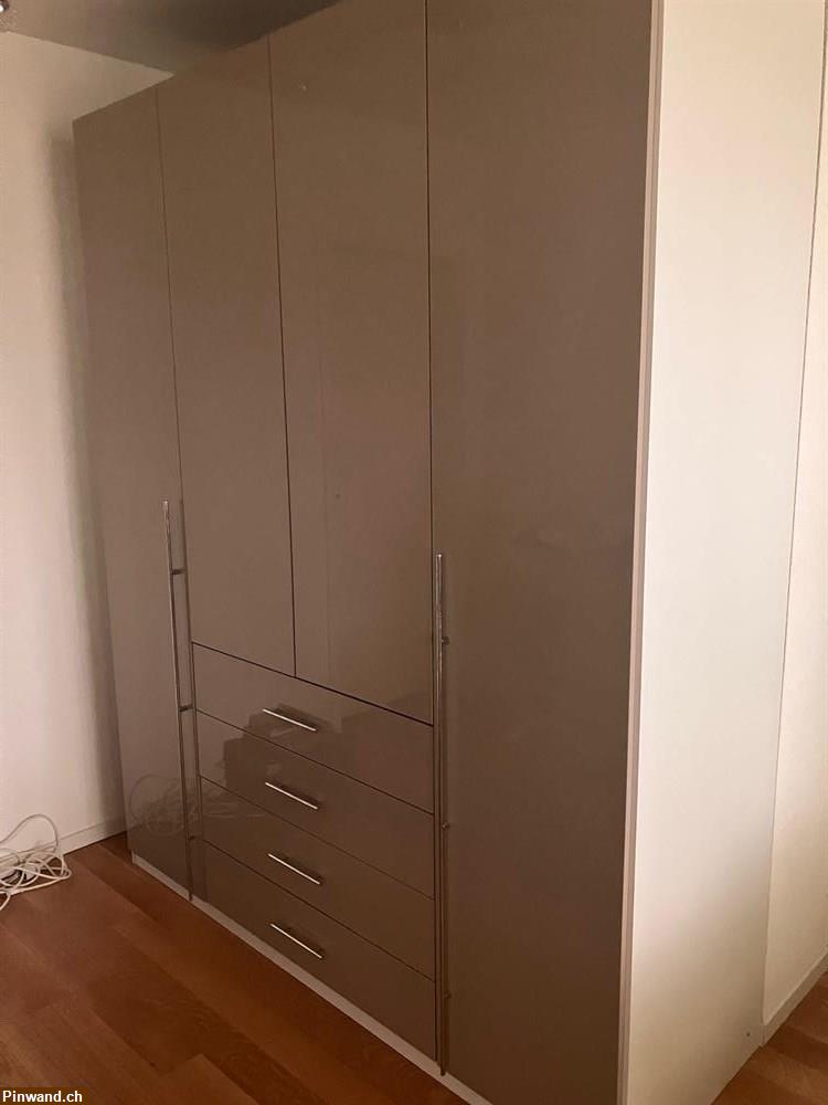 Bild 1: Wohnungsauflösung: Esstisch, Sofa, Schrank, TV etc. zu verkaufen