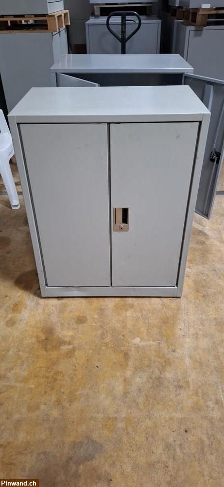 Bild 1: Occasion Lista Metallschrank mit Rostflecken am Boden