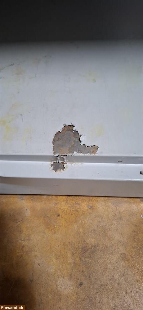 Bild 3: Occasion Lista Metallschrank mit Rostflecken am Boden