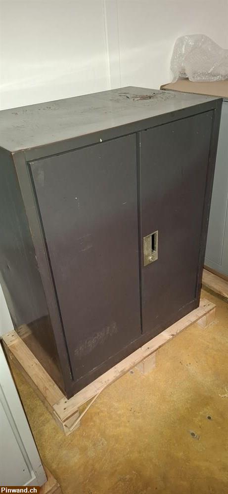Bild 1: Lista Metallschrank mit Rostflecken zu verkaufen