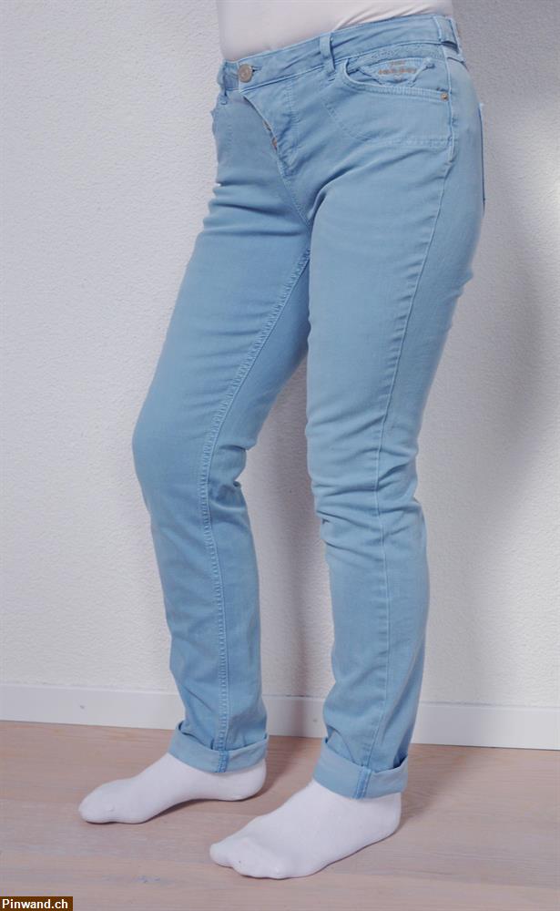Bild 1: Hellblaue, leichte Damen Jeans von Street One mit Knöpfen