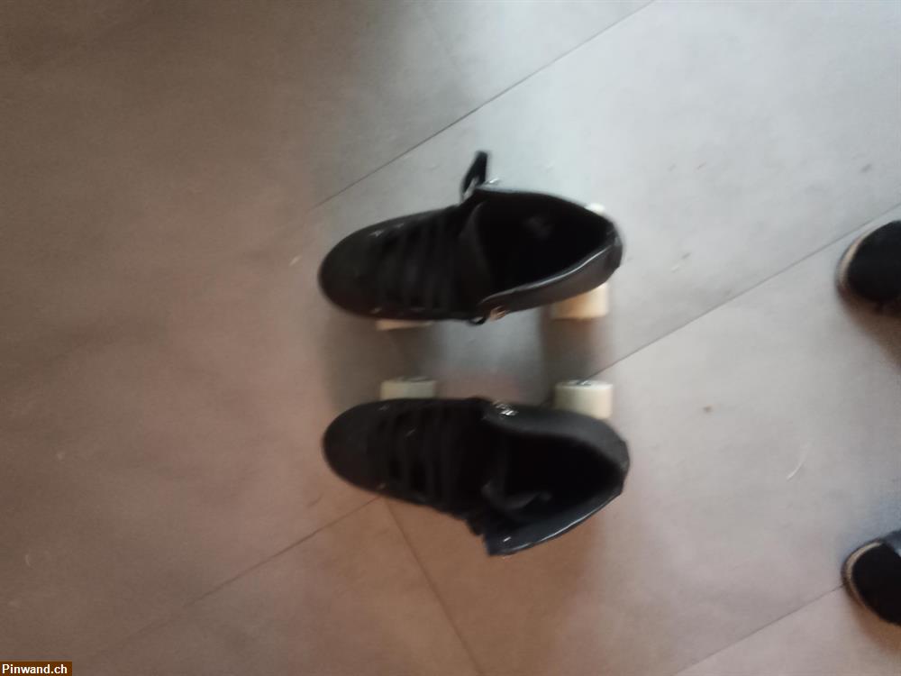 Bild 2: Gratis Rollschuhe und Schuhe zu verschenken