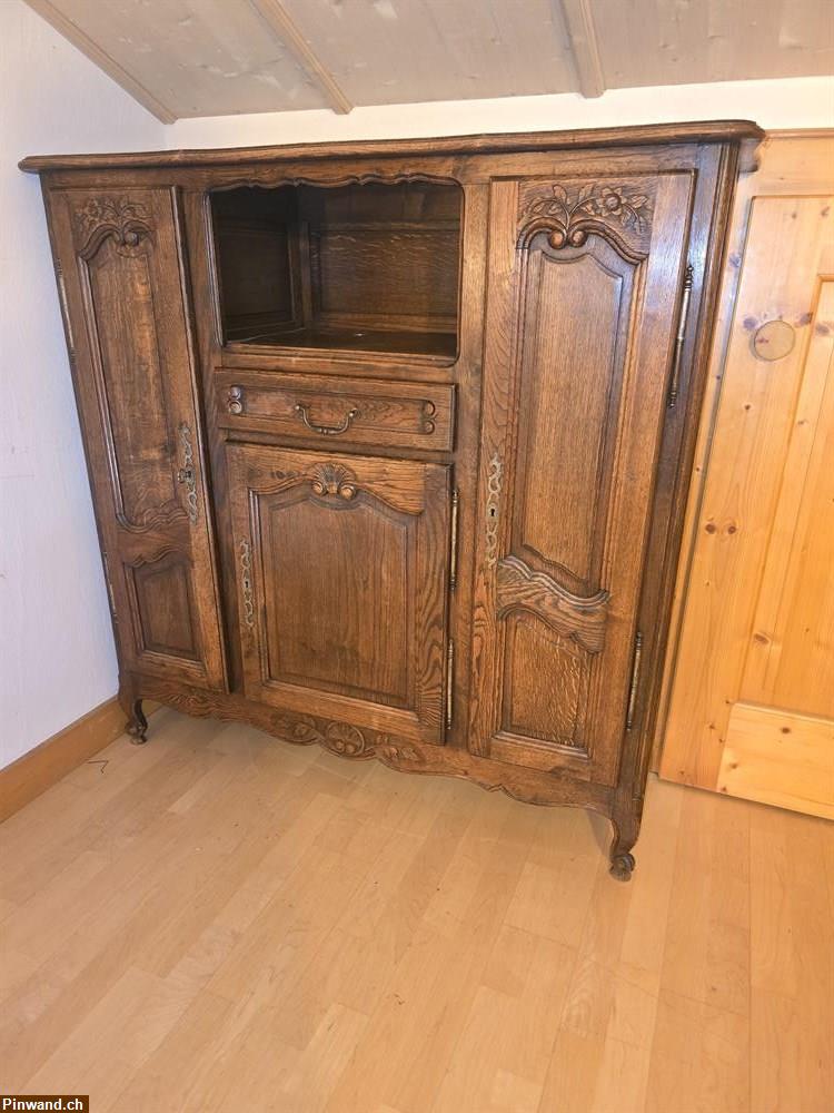 Bild 1: Antiker Massivholzschrank aus Eiche