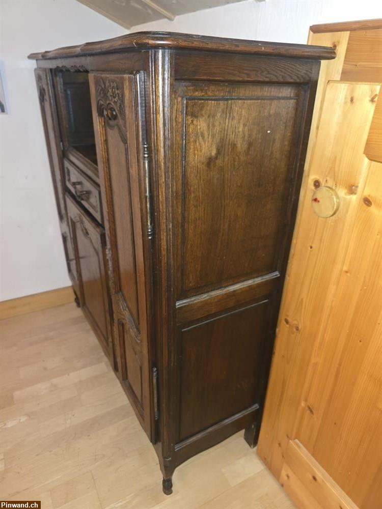 Bild 4: Antiker Massivholzschrank aus Eiche